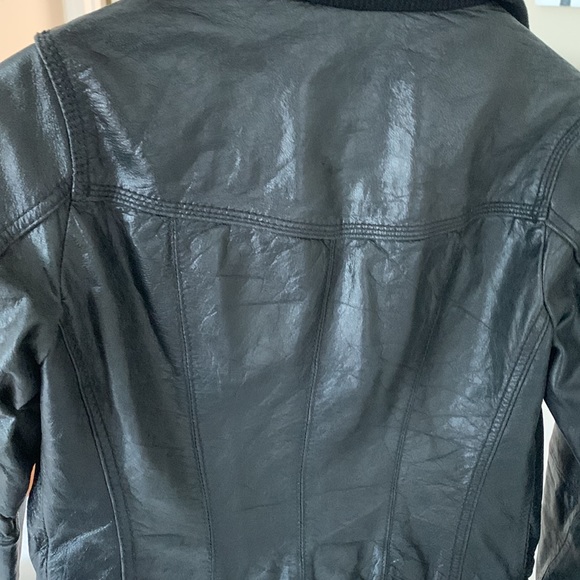 Beautiful 100% black leather jacket. Size Small. Ribbed ends. Zipper, 4 pockets - Picture 4 of 5